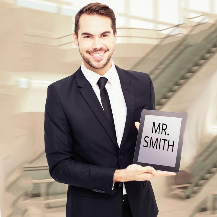 transfert Disneyland Paris depuis CDG avec chauffeur privé et pancarte d'accueil