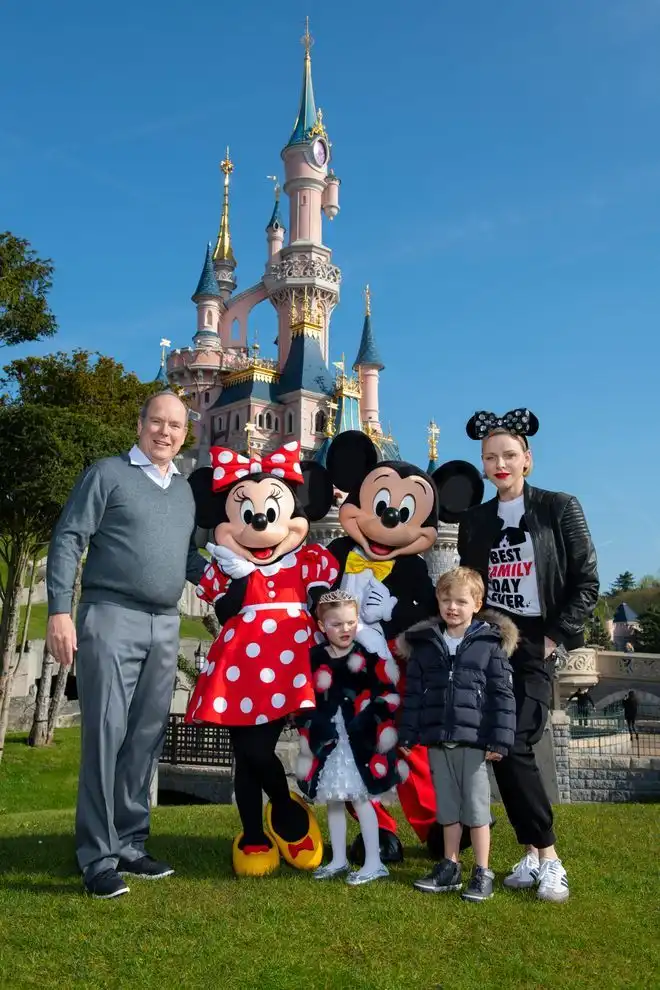 Family arriving at Disneyland Paris — the unforgettable family trip