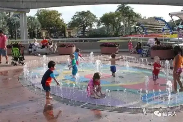 Family staying cool at Disneyland Paris during the heatwave