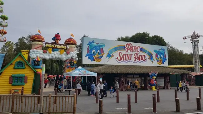 Parc Saint Paul transfer — private chauffeur drop-off at the Parc Saint Paul entrance near Beauvais